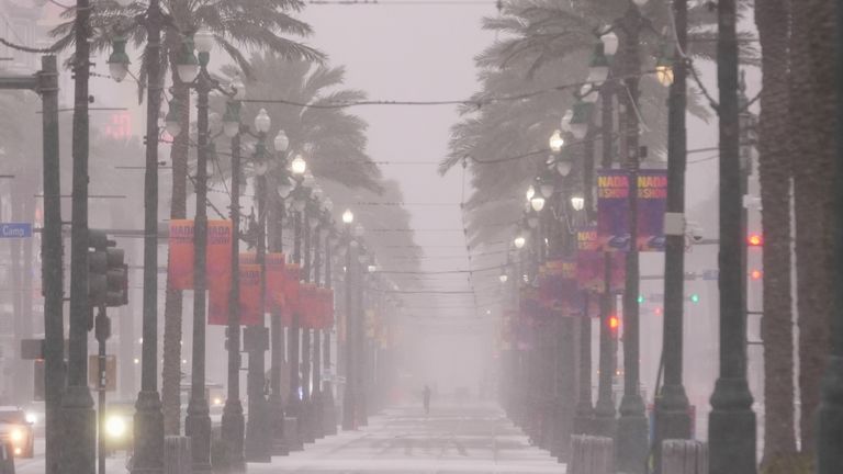 Sníh pokrývá Canal Street v centru New Orleans, úterý 21. ledna 2025. (AP Photo/Gerald Herbert)