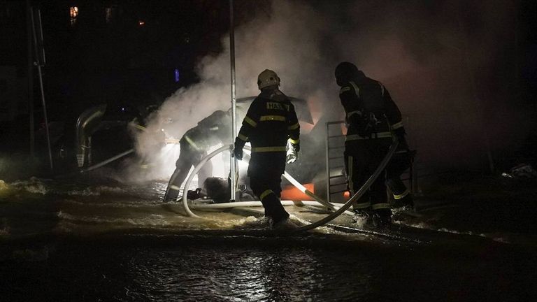 Obr: Státní pohotovostní služba Ukrajiny ukrajina kyjev letecký útok ruska