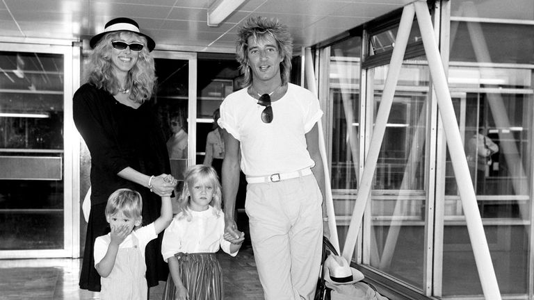 Rod Stewart s manželkou Alanou a jejich dětmi na letišti Heathrow v roce 1983. Obr: PA