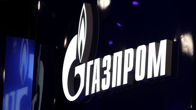 Pohled ukazuje tabuli s logem ruského výrobce plynu Gazprom na Petrohradském mezinárodním ekonomickém fóru (SPIEF) v Petrohradě, Rusko 5. června 2024. REUTERS/Anton Vaganov