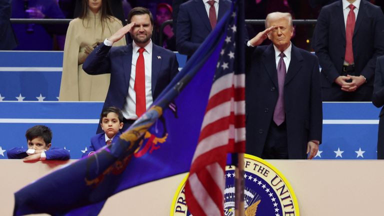 Donald Trump a viceprezident JD Vance Salute poté, co dorazili do Arena Capital One.  Pic: Reuters