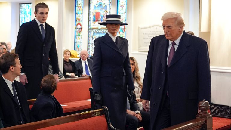 Zvolený prezident Donald Trump, Melania Trumpová a jejich syn Barron jdou na svá místa. Obrázek: AP 