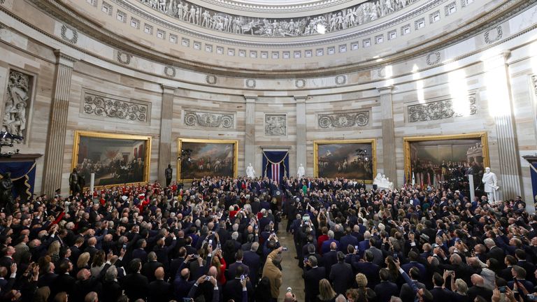 Americký prezident Donald Trump skládá přísahu v den Trumpovy prezidentské inaugurace v rotundě Kapitolu USA ve Washingtonu, 20. ledna 2025. REUTERS/Fabrizio Bensch/Pool