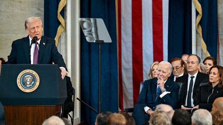 Donald Trump přednáší svůj inaugurační projev, zatímco Joe Biden sleduje. Snímek: Reuters