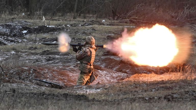 Ukrajinský člen služby vypálí RPG-7 protitankový granátový launcher během útočných a útočných cvičení, uprostřed ruského útoku na Ukrajinu v oblasti Zaporizhzhia, Ukrajina 23. ledna 2023. Reuters/Stringer. Reuters/Stringer. Reuters/Stringer.