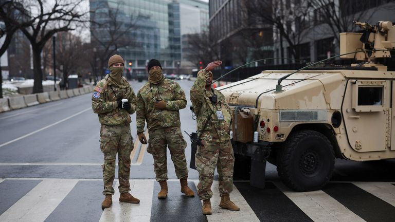 Důstojníci americké armády stojí na stráži před shromážděním pro nově zvoleného prezidenta USA Donalda Trumpa den předtím, než má být inaugurován na druhé funkční období, ve Washingtonu, USA, 19. ledna 2025. REUTERS/Marko Djurica