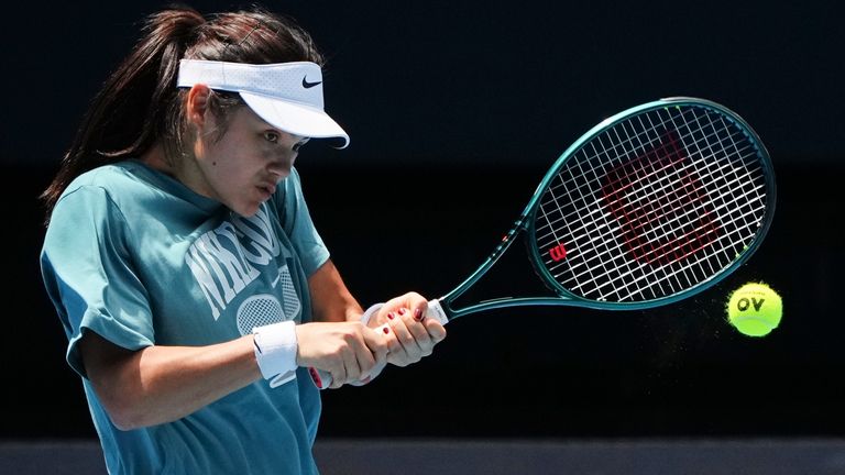 Raducanu během tréninku v Melbourne před Australian Open. Obrázek: AP