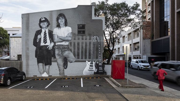 Angus, vlevo, a Malcom Young na nástěnné malbě na Burleigh Street. Obr: Burwood Council