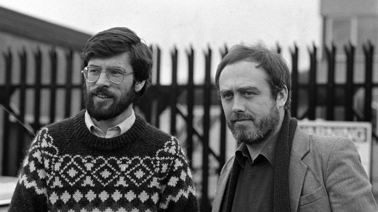 Prosinec 1982: Gerry Adams a Danny Morrison – dvěma vůdcům Sinn Fein byl zakázán vstup do Británie poté, co je Rada Velkého Londýna pozvala do Londýna