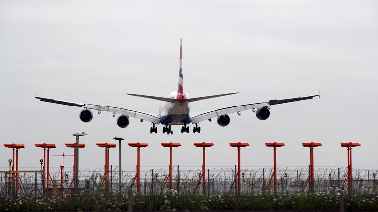 Letadlo přistane na dráze na letišti Heathrow. Pic: Pa