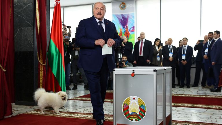 Běloruský prezident a prezidentský kandidát Alexander Lukashenko vrhá hlasování na volební místnosti během prezidentských voleb v Minsku v Bělorusku 26. ledna 2025. Reuters/Evgenia Novozhenina