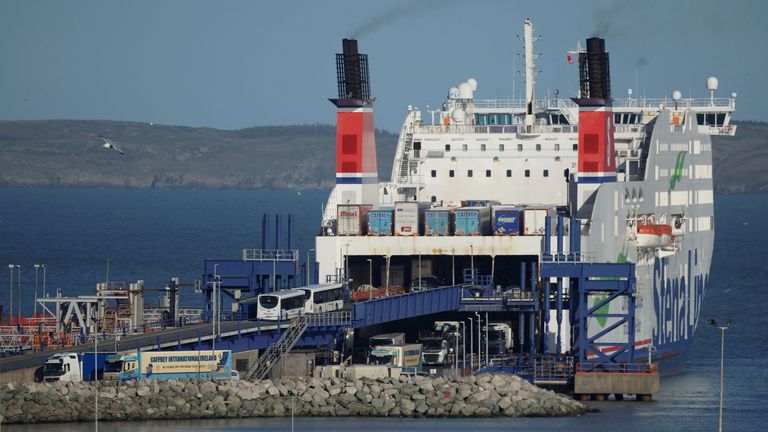 Nákladní vozy vystupují z trajektu Stena Line, který nedávno dorazil z Dublinu do přístavu Holyhead v Holyheadu.  Obrázek Reuters