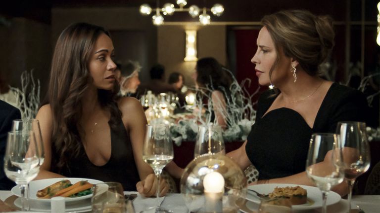 Zoe Saldana jako Rita Moro Castro a Karla Sofia Gascon jako Emilia Perez v Emilii Perrezové. Pic: Netflix