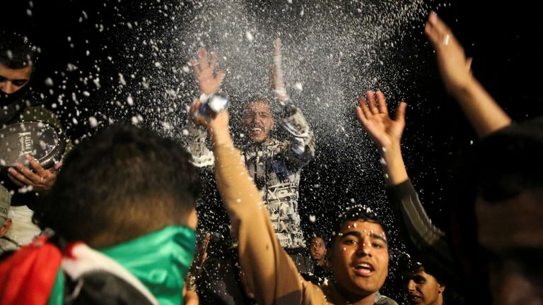 Palestinci reagují na zprávy o dohodě o příměří s Izraelem v Khan Younis v jižním pásmu Gazy, 15. ledna 2025. REUTERS/Hatem Khaled