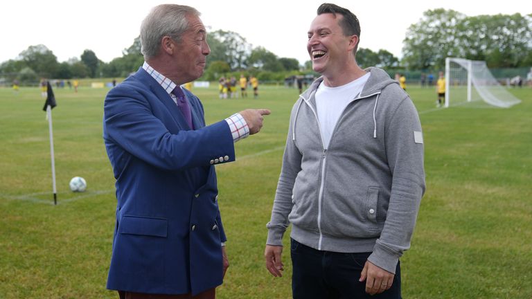 Vůdce Reform UK Nigel Farage a nový reformní poslanec za South Basildon a East Thurrock, James McMurdock, pózují na fotografii během inauguračního zápasu East Thurrock CFC ve Wyldecrest Sports Country Club, Corringham, Essex. Datum snímku: Sobota 6. července 2024.