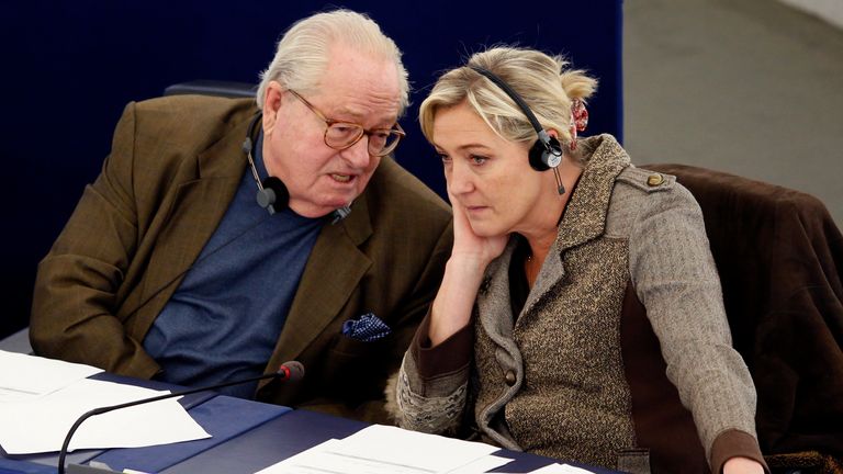 Jean-Marie Le Pen a Marine Le Pen v roce 2012. Obr: Reuters