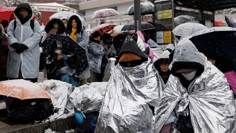 Pro-Yoon demonstranti se účastní shromáždění na podporu obviněného jihokorejského prezidenta Yoon Suk Yeola poblíž jeho oficiální rezidence za zasněženého dne, v Soulu, Jižní Korea, 5. ledna 2025. REUTERS/Tyrone Siu