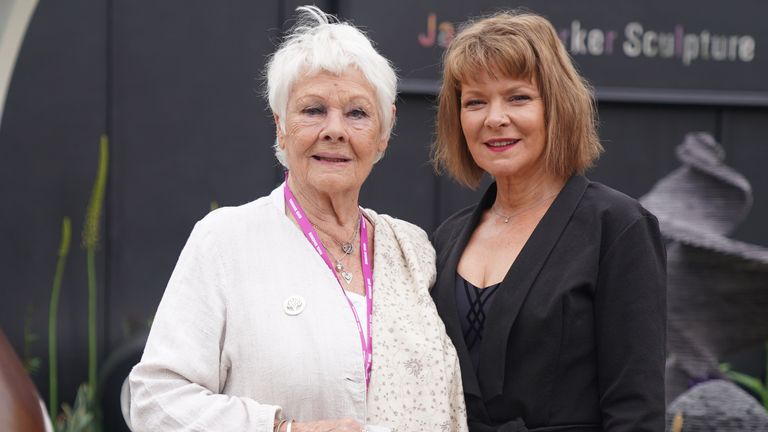 Dame Judi Dench (vlevo) a její dcera Finty Williams během tiskového dne RHS Chelsea Flower Show v Royal Hospital Chelsea v Londýně. Datum snímku: pondělí 22. května 2023.