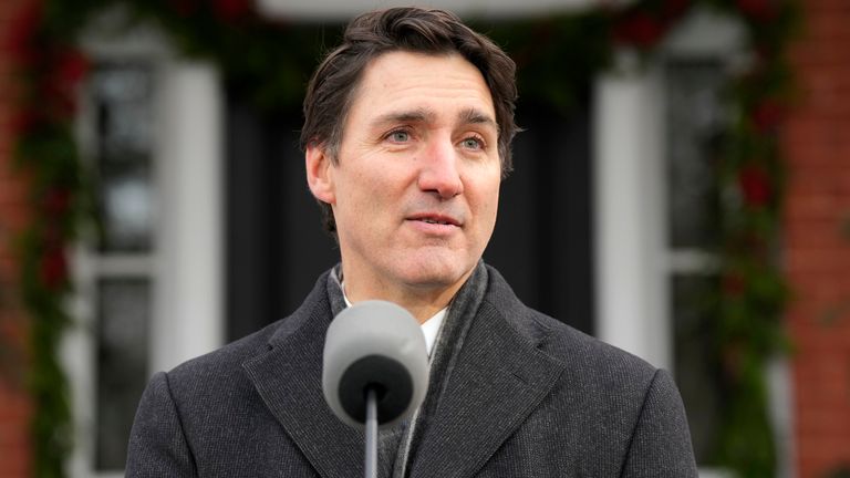 Kanadský premiér Justin Trudeau učinil oznámení před Rideau Cottage v Ottawě v pondělí 6. ledna 2025. (Adrian Wyld/The Canadian Press přes AP)