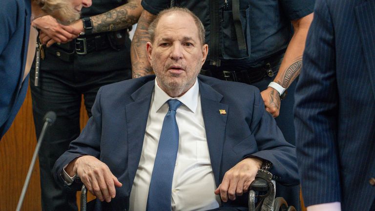 Harvey Weinstein se objeví na Manhattanu trestním soudu za předběžné slyšení ve středu 1. května 2024 v New Yorku. Weinstein se poprvé objevil od svého odsouzení za znásilnění z roku 2020 minulý týden odvolacím soudem. (Steven Hirsch/New York Post přes AP, Pool)