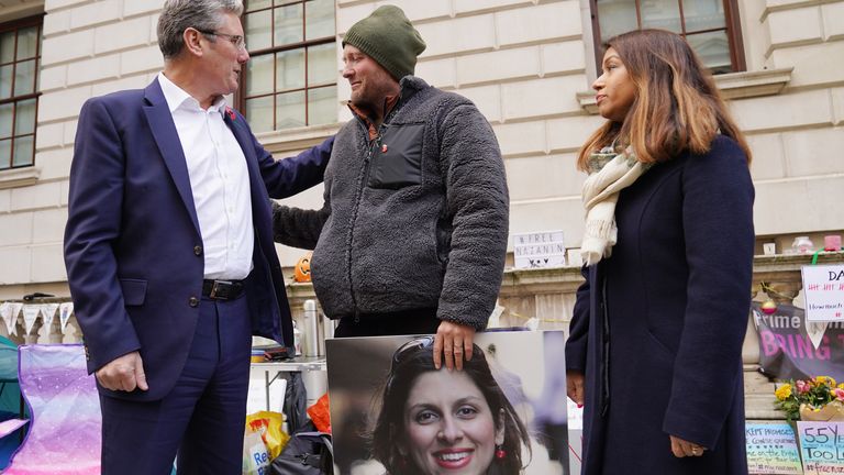 Vůdce labouristů Keir Starmer se setkává s Richardem Ratcliffem, manželem íránské zadržené Nazanin Zaghari-Ratcliffe, sledovaného jejím poslancem Tulipem Siddiqem (vpravo) před ministerstvem zahraničí v Londýně, 17. den jeho pokračující hladovky poté, co ji jeho žena ztratila. poslední výzva v Íránu. Datum snímku: úterý 9. listopadu 2021.