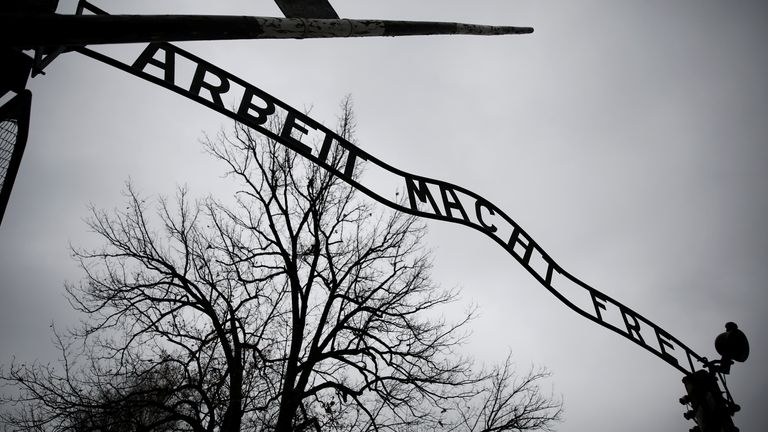 The "Arbeit macht frei" (Práce vás osvobozuje) brána je na snímku na místě bývalého nacistického německého koncentračního a vyhlazovacího tábora Osvětim, prázdného kvůli omezení COVID-19, dva dny před 76. virtuálním výročím osvobození tábora v polské Osvětimi, leden 25, 2021. Snímek pořízen 25. ledna 2021. REUTERS/Kacper Pempel