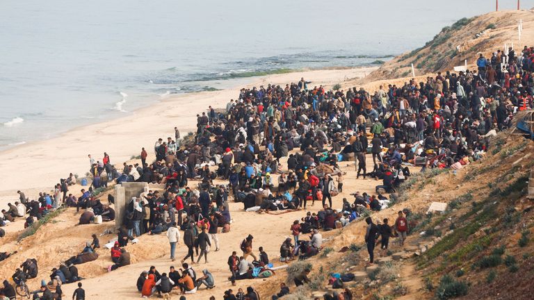 Palestinci čekají, až se budou moci vrátit do svých domovů v severním Gaze poté, co byli během války na jih na jih na jih, uprostřed příměří mezi Izraelem a Hamasem, ve středním pásmu Gaza, 26. ledna 2025. Reuters/Mohammed Salelem.