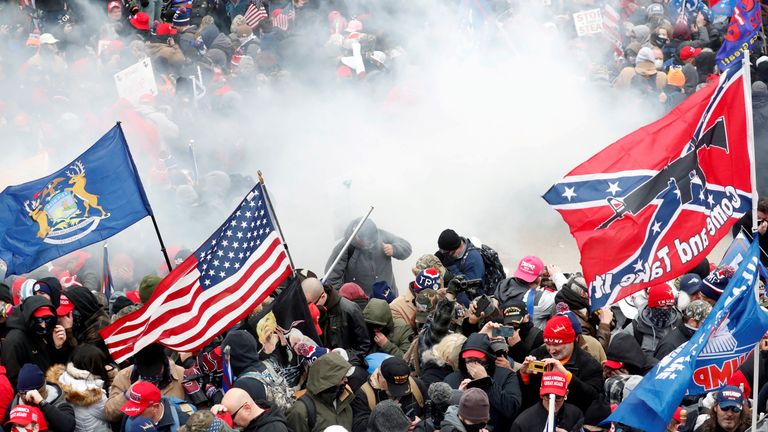 Slzný plyn je vypuštěn do davu demonstrantů během střetů s policií Kapitolu na shromáždění, jehož cílem je zpochybnit certifikaci výsledků amerických prezidentských voleb v roce 2020 Kongresem USA v budově Kapitolu USA ve Washingtonu, USA, 6. ledna 2021. REUTERS/ Shannon Stapleton/File Photo