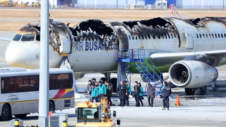 Starosta Busan Park Heong-joon a další úředníci navštěvují místo, kde letoun Air Busan zapálil na mezinárodním letišti Gimhae v Busanu v Jižní Koreji, středa 29. ledna 2025. (Son Hyung-joo/yonhap přes AP)