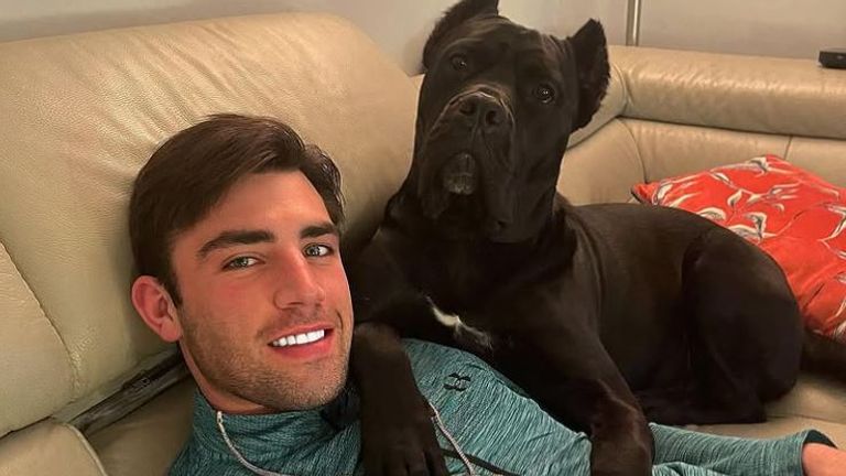 Love Island Star Jack Fincham byl uvězněn po dobu šesti týdnů poté, co jeho černý pes CANE Corso s názvem Elvis kousl běžec. PIC: @jack_charlesf 2021