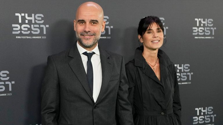 Trenér Manchesteru City Pep Guardiola a jeho manželka Cristina Serra přijíždějí na předávání fotbalových cen FIFA 2023 na Eventim Apollo v Hammersmith, Londýn, pondělí 15. ledna 2024. (AP Photo/Kirsty Wigglesworth)