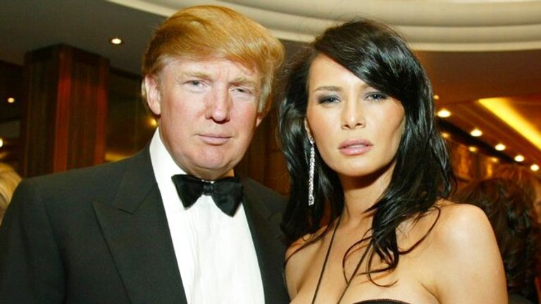 Donald Trump a Melania, která byla v té době Melania Knauss, v dubnu 2004. Obr: AP/Stuart Ramson