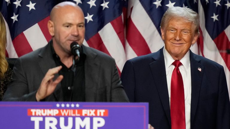 Republikánský kandidát na prezidenta Donald Trump vypadá jako generální ředitel UFC Dana White mluví na volební noční hlídce ve středu 6. listopadu 2024 ve West Palm Beach na Floridě (AP Photo/Alex Brandon)