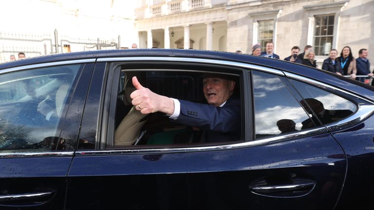 Vedoucí Fianna Fail Micheal Martin opouští Leinster House v Dublinu poté, co byl vybrán jako nový taoiseach. Obrázek: PA