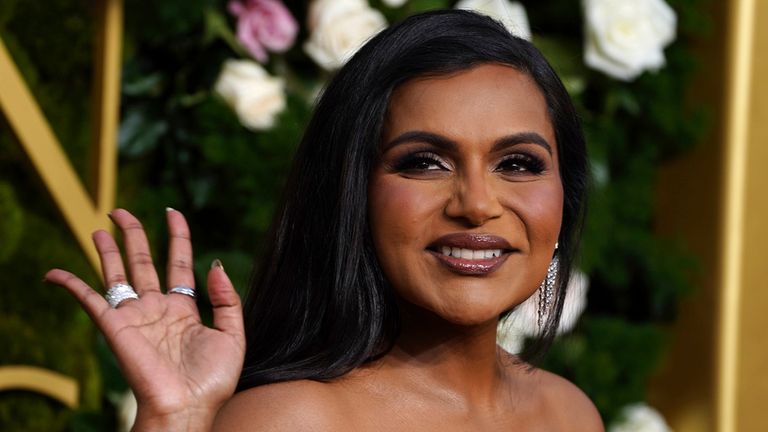 Mindy Kaling na červeném koberci Zlatého glóbu. Obrázek: AP