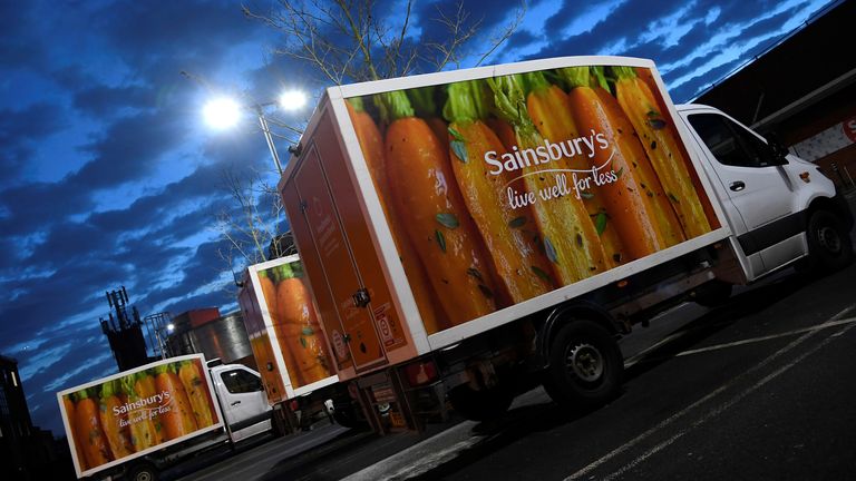 Nápis pro Sainsbury's je vidět na dodávkách v pobočce supermarketu v Londýně, Británie, 8. ledna 2020. REUTERS/Toby Melville