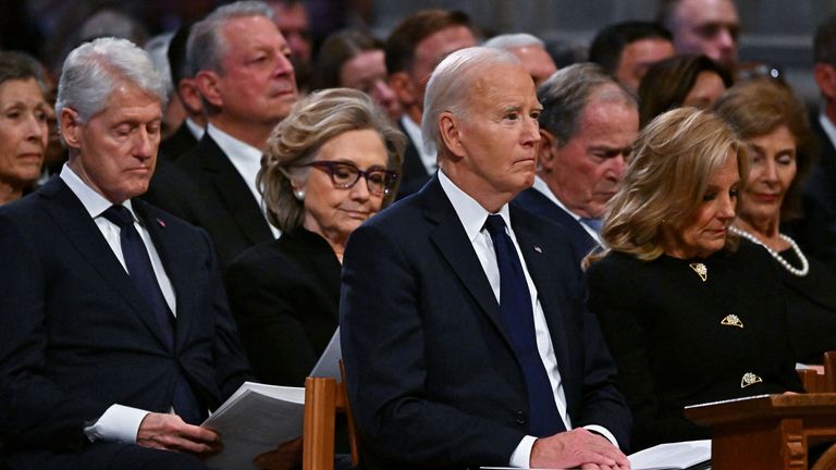 Bývalý prezident Bill Clinton, bývalá ministryně zahraničí Hillary Clintonová, prezident Joe Biden a první dáma Jill Biden se 9. ledna 2025 ve Washingtonu, DC Ricky Carioti/Pool prostřednictvím agentury REUTERS účastní státního pohřbu bývalého prezidenta Jimmyho Cartera v Národní katedrále.