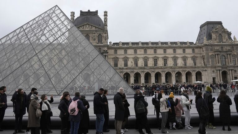 Lidé se vstoupí do vstup do muzea Louvre, pondělí 27. ledna 2025 v Paříži. (AP Photo/Thibault Camus)