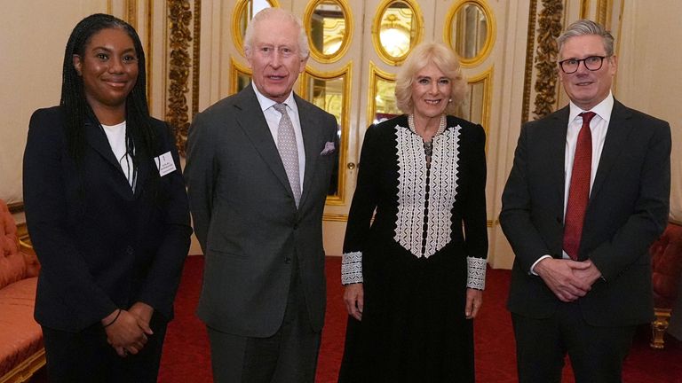 Britský král Charles III a královna Camilla s vůdcem konzervativní strany Kemi Badenoch a premiérem sirem Keirem Starmerem během recepce pro členy parlamentu nově zvolených ve volbách do roku 2024 a členy Sněmovny lordů v Buckinghamském paláci v Londýně. Datum obrázku: Středa 29. ledna 2025. Aaron Chown/Pool přes agenturu Reuters