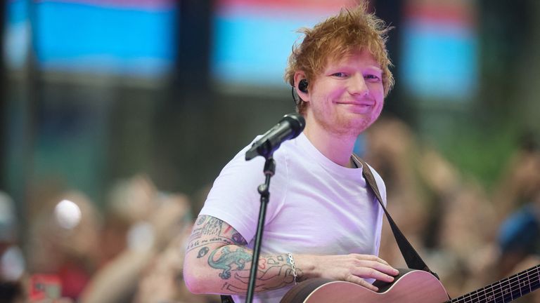 Zpěvák Ed Sheeran se objevuje na NBC's "Dnes" show v Rockefeller Center v New Yorku, USA, 6. června 2023. REUTERS/Brendan McDermid