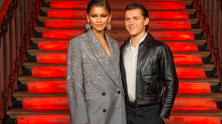 Zendaya a Tom Hollandovi pózují pro fotografy při focení k filmu ''Spider-Man: No Way Home''.  Obr: Invision/AP