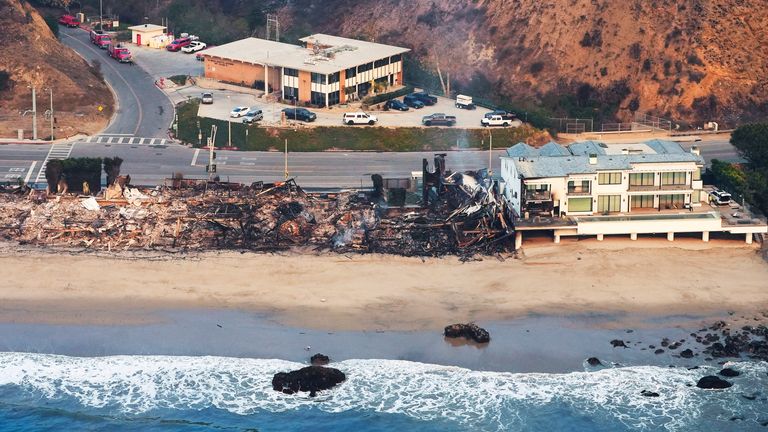 Pozemky u pláže byly zničeny požárem Palisades, čtvrtek 9. ledna 2025 v Malibu v Kalifornii (AP Photo/Mark J. Terrill)