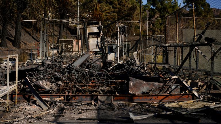 Budovy poblíž atletických hřišť jsou spáleny na střední škole Palisades v důsledku požáru Palisades ve čtvrti Pacific Palisades v Los Angeles, úterý 14. ledna 2025. (AP Photo/Carolyn Kaster)