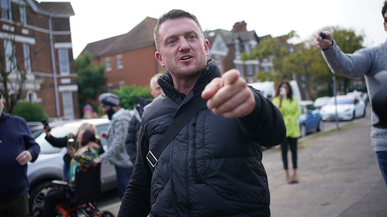 Tommy Robinson před policejní stanicí Folkestone.  Obrázek: PA