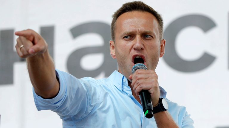 Alexej Navalnyj gestikuluje při promlouvání k davu během politického protestu v Moskvě v Rusku v roce 2019 Obr: AP