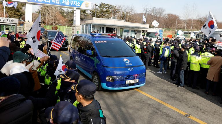 Kolona, ​​o níž se předpokládá, že veze obviněného prezidenta Yoon Suk Yeola, odjíždí k soudu. Snímek: Reuters