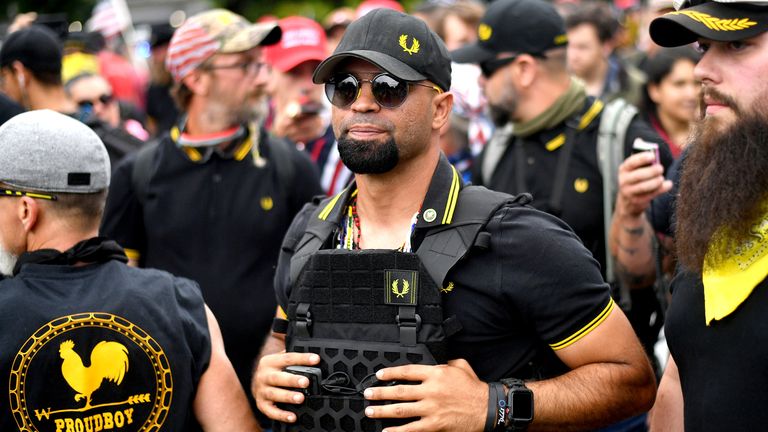 SOUBOR - Předseda Proud Boys Enrique Tarrio na shromážděních v Portlandu v Oregonu, 17. srpna 2019. Poručík metropolitní policie Shane Lamond byl zatčen na základě obvinění, že lhal o úniku důvěrných informací vůdci krajně pravicového extremisty Proud Boys. skupina a bránila vyšetřování poté, co členové skupiny zničili transparent Black Lives Matter ve Washingtonu, DC Lamond je naplánován na první soudní vystoupení na pátek. (AP Photo/Noah Berger, soubor)