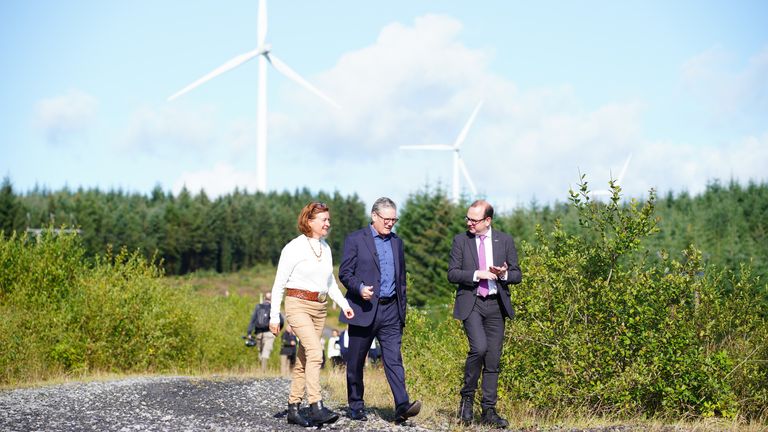 Keir Starmer a první ministr Walesu Eluned Morgan během návštěvy větrné farmy Brechfa Forest West v Pencaderu.  Obrázek: PA