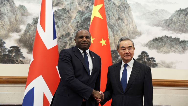 Britský ministr zahraničí David Lammy a čínský ministr zahraničí Wang Yi si potřásají rukama před schůzkou ve státním penzionu Diaoyutai v Pekingu. Obrázek: AP