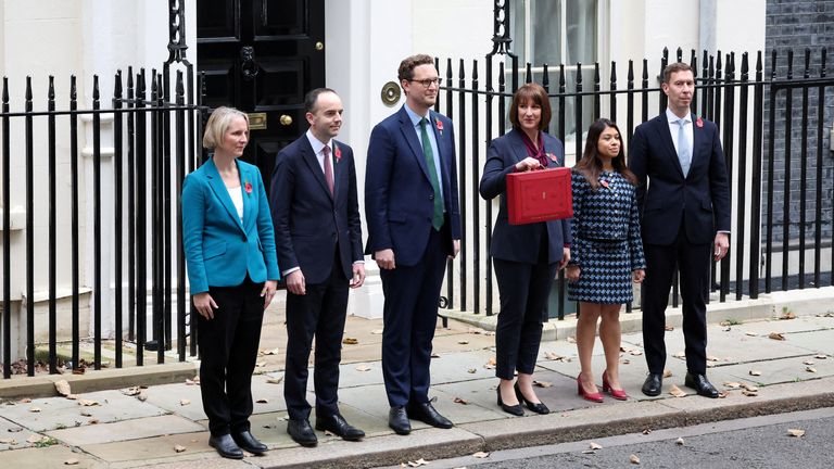 Rachel Reeves pózuje s červenou krabičkou na rozpočet před svou kanceláří na Downing Street.  Snímek: Reuters